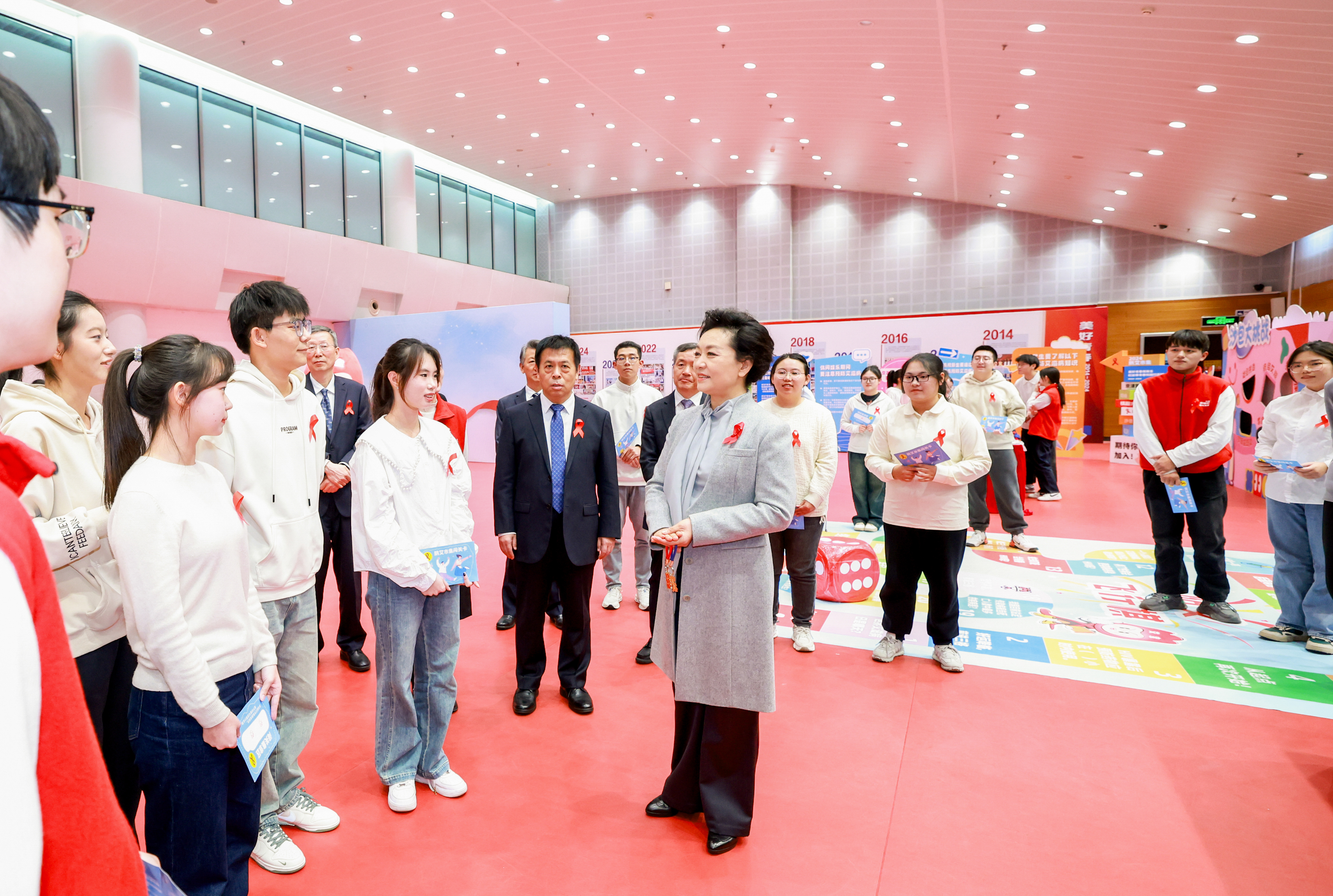 彭麗媛出席2024年“世界艾滋病日”主題宣傳活動